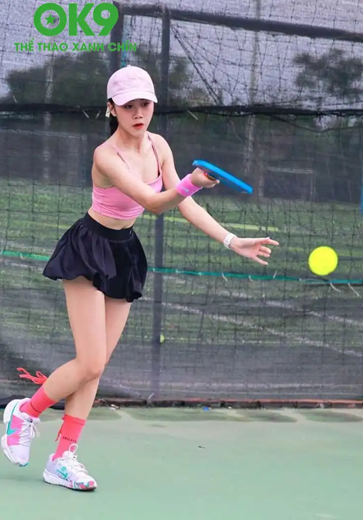 Bình 'Gấu' khoe chân dài da trắng trong bộ đồ chơi pickleball